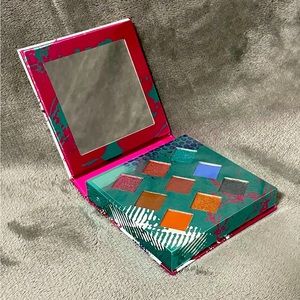 Living in colour eye shadow palette